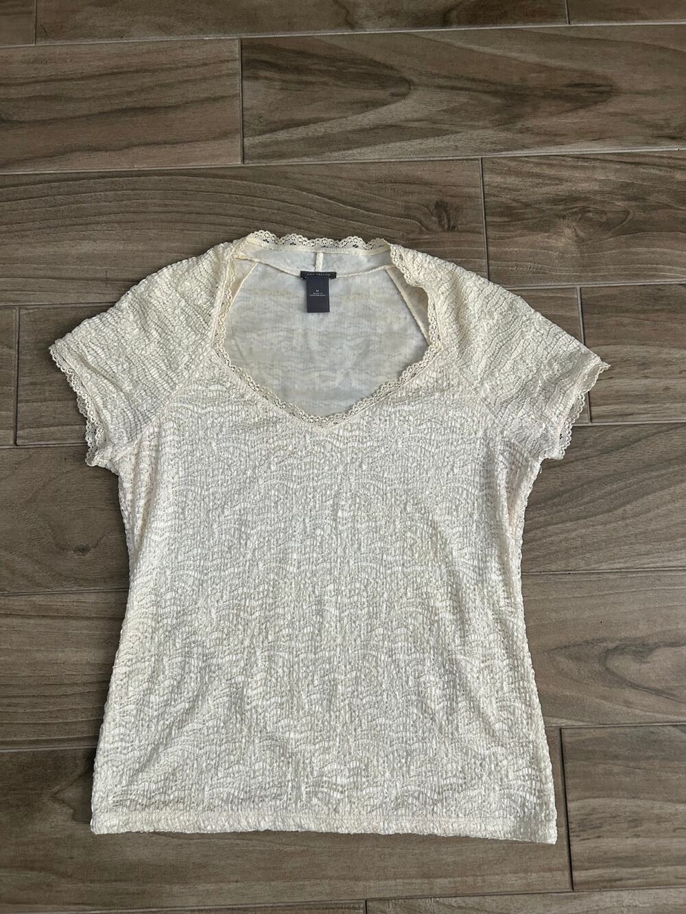 ANN TAYLOR LACE TRIM V-NECK TOP SIZE M